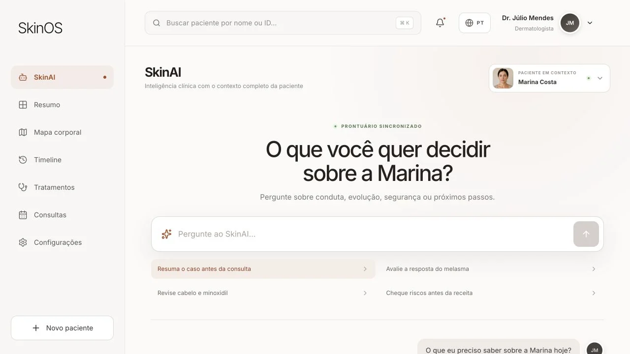 Interface do SkinOS mostrando o assistente clínico SkinAI